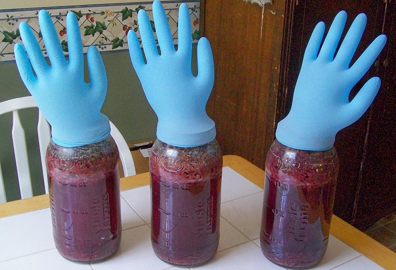 guantes médicos en lugar de un sello de agua
