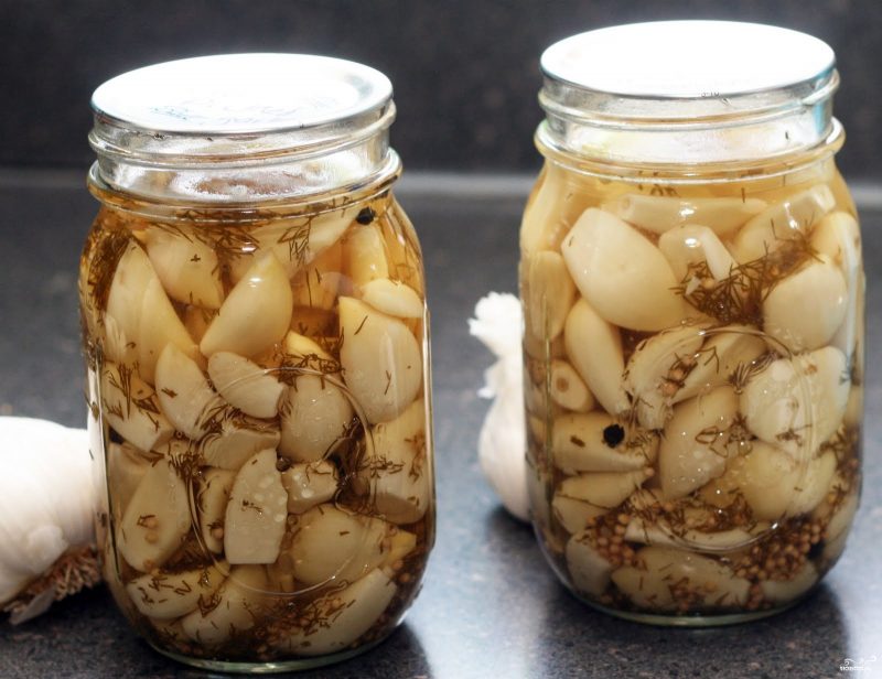 ajo en una jarra de aceite