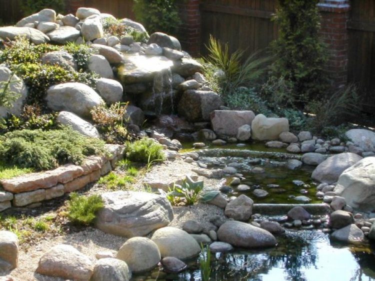 Un exemple de jardí de roques combinat amb un estany i una cascada. Preste atenció a la forma arrodonida de les pedres