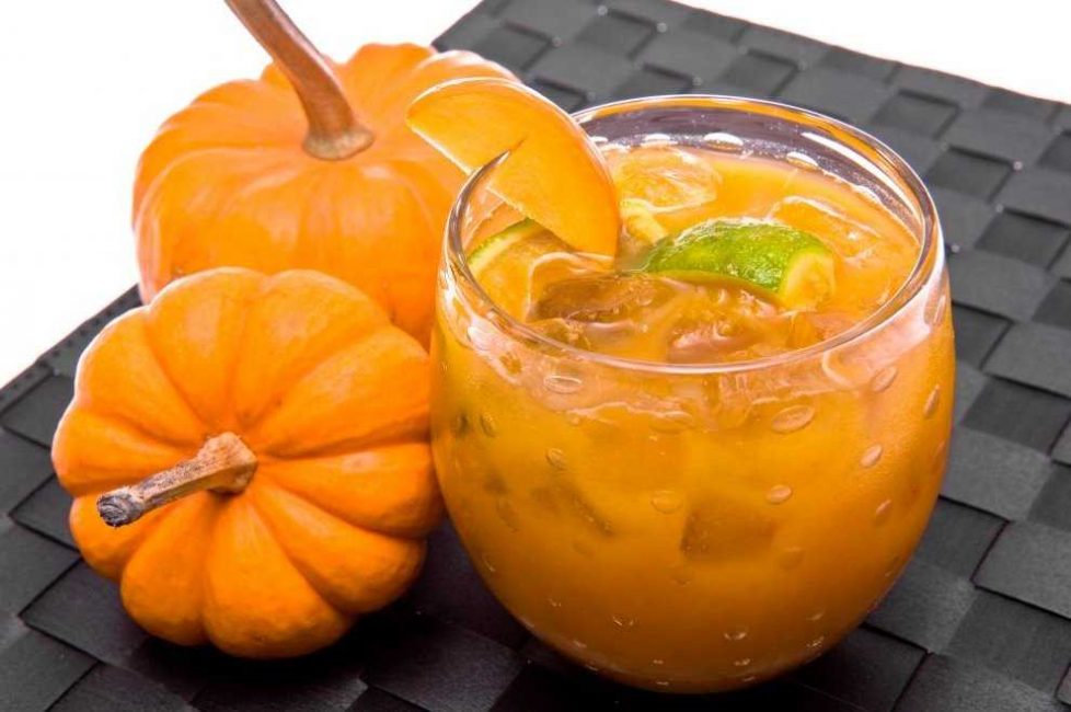 Isbitar och en skvätt citron gör pumpajuice till en fantastisk uppfriskande drink.