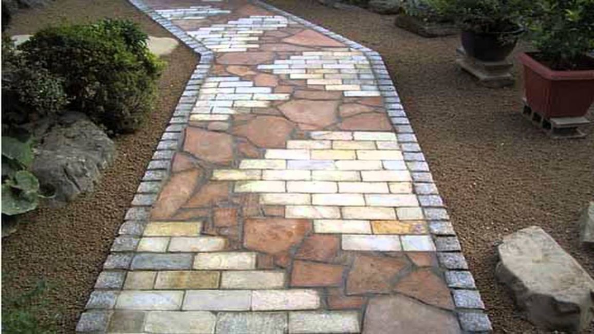 Albañilería combinada de ladrillos, placas de piedra natural, adoquines