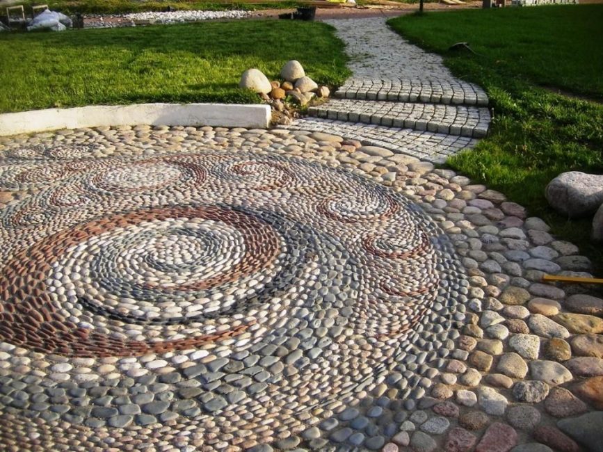 Mampostería de diseño con mosaico de grava, piedra natural sobre mortero de cemento