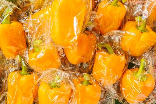Pimiento amarillo búlgaro en bolsas de plástico