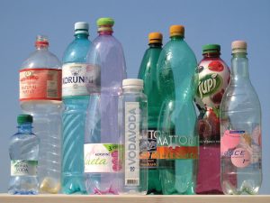 Botellas de plástico, ¿qué se puede hacer con ellas? Manualidades útiles de bricolaje: para el hogar y el jardín (más de 60 ideas de fotos y videos) + Reseñas