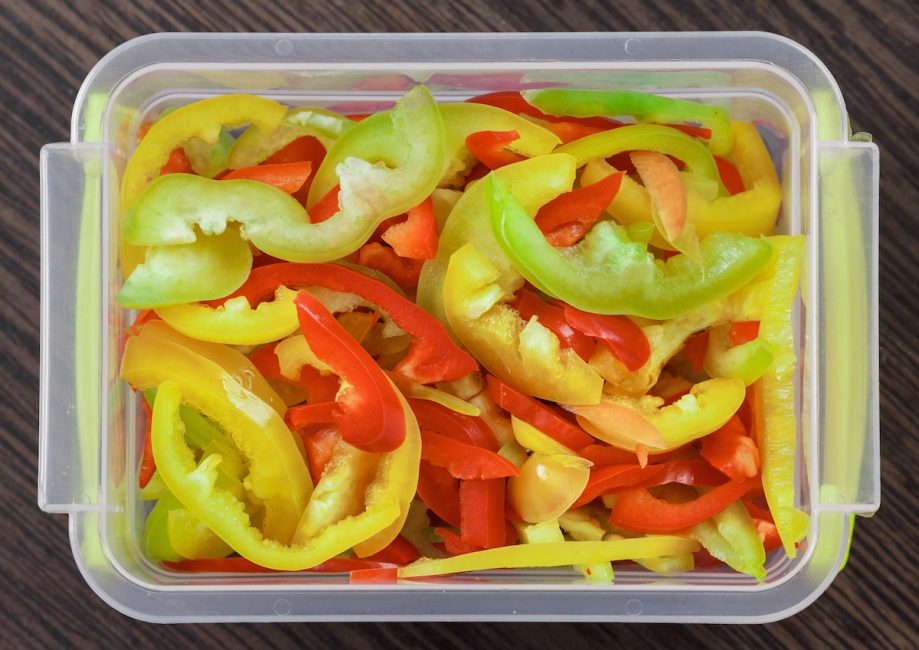 pimientos picados en un recipiente de plástico