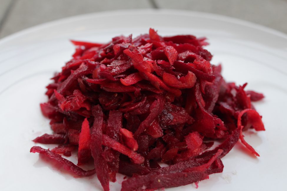 remolatxa adobada en un bol