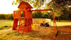 Parque infantil de bricolaje en el campo: parque infantil, deportes.