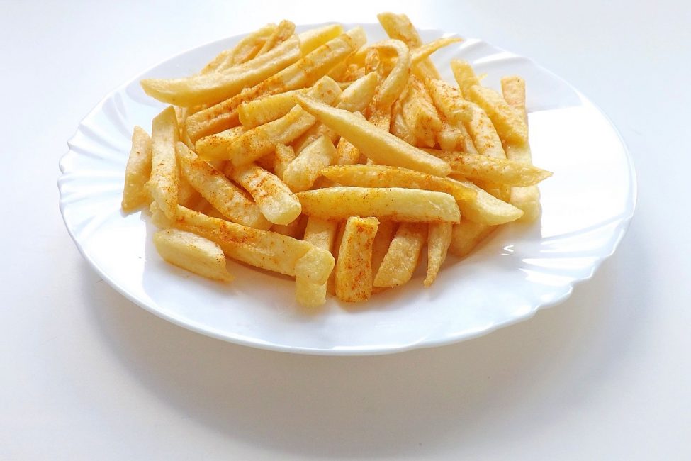 bir tabakta patates kızartması