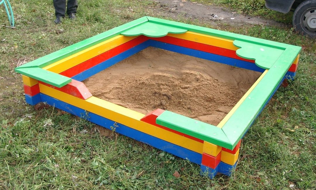 Το sandbox πρέπει να είναι βαμμένο με έντονα χρώματα.