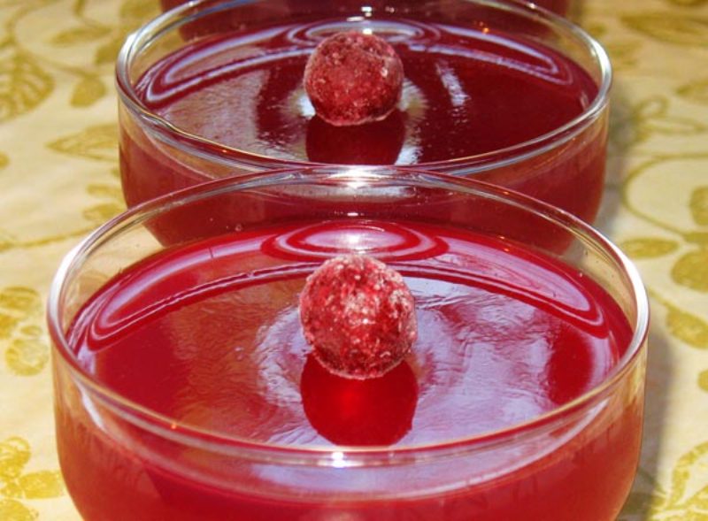 A kész zselét díszítjük kandírozott cseresznyével