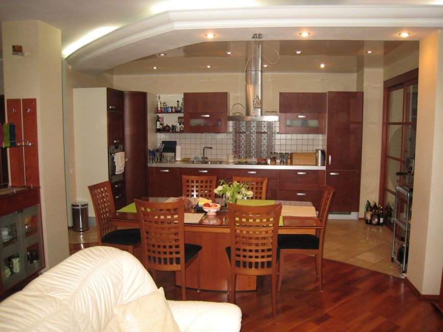 Zonificación del espacio de la cocina-sala de estar con mesa, techo y piso.