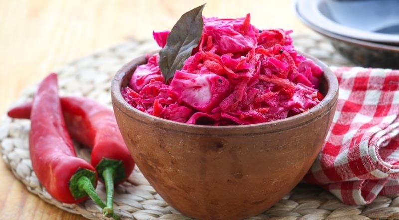 A répa és a paprika fűszerezi az ételt