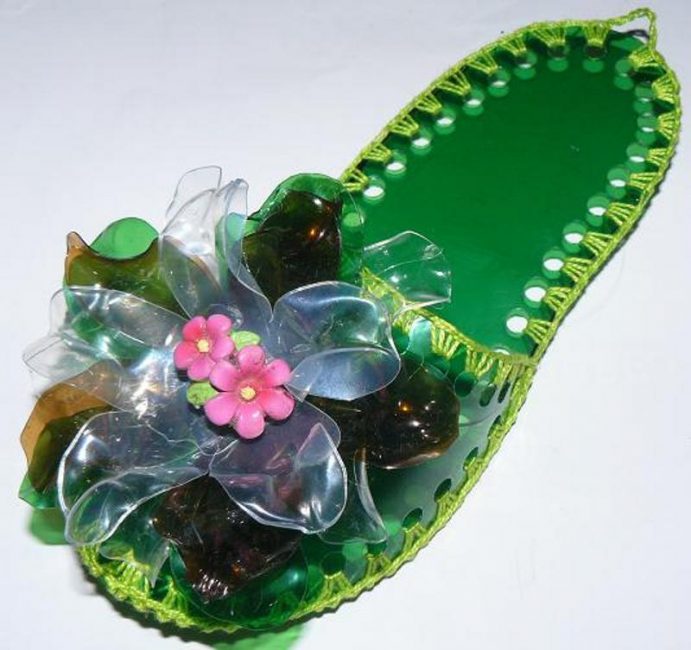 Sabatilles amb una flor fetes amb ampolles de plàstic