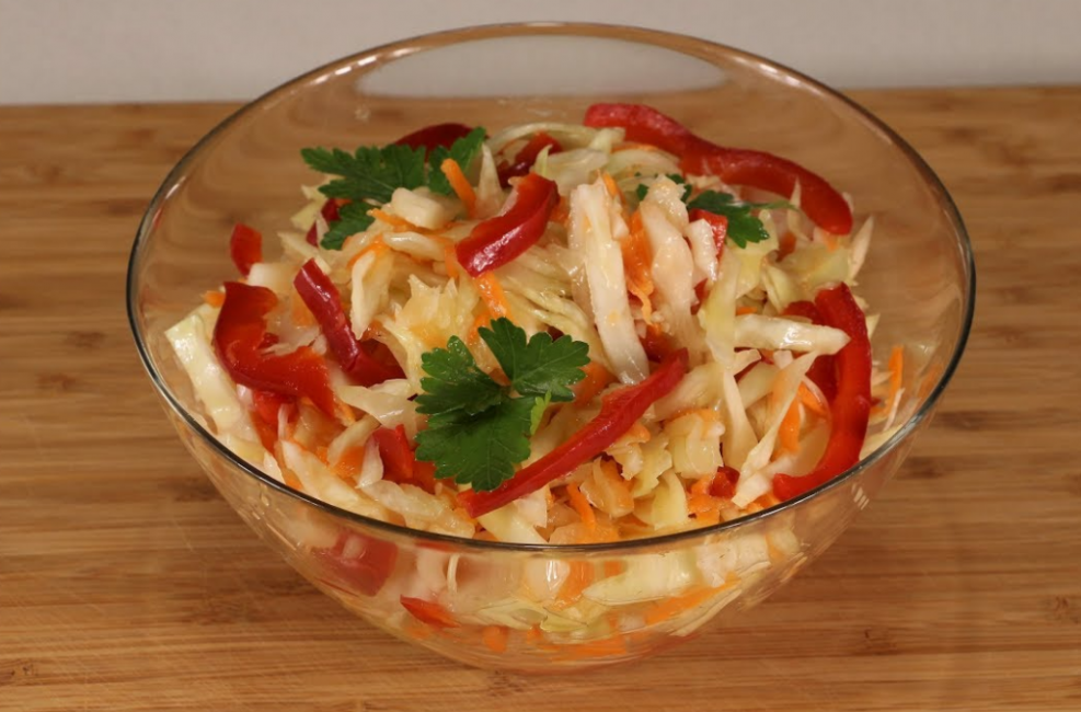 ensalada con chucrut y pimienta