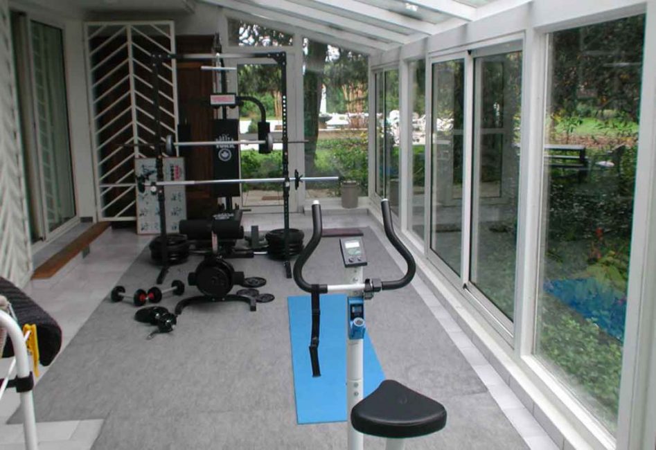 Si no hay suficiente espacio en la casa para el equipo del gimnasio, use la terraza para este propósito.