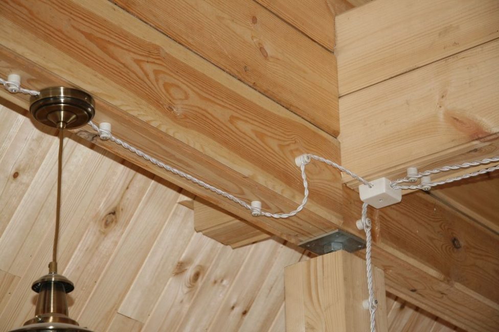Pokládání elektroinstalace v dřevěném domě