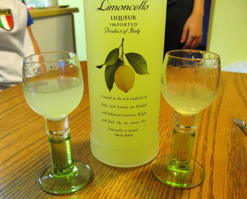 Limoncello tarjoillaan pienissä lasissa