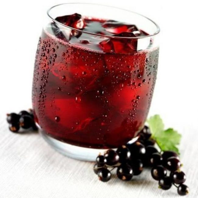 Cocktail mustaherukkaliköörillä