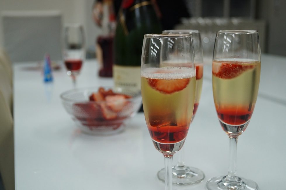 Marjacocktail ja samppanja