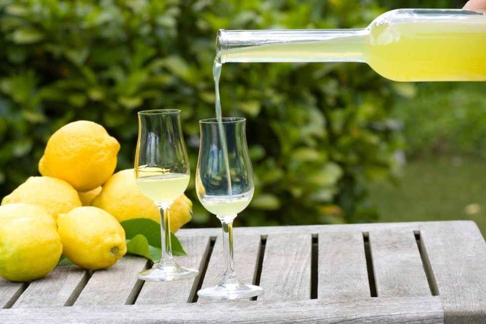 Limoncello valkoviinin kera