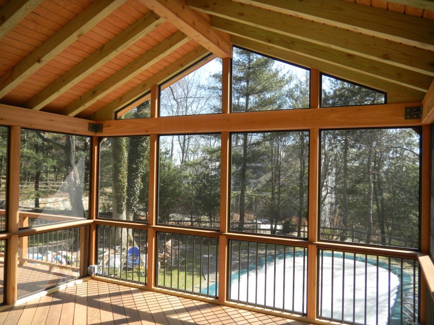Las enormes vigas del techo de estilo rústico se combinan a la perfección con las modernas ventanas de doble acristalamiento con efecto de madera.