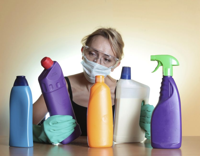 precauciones de seguridad al usar venenos y productos químicos en el hogar