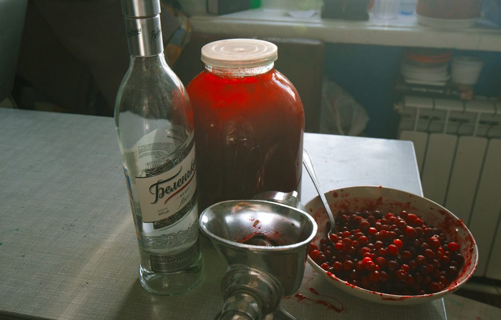 vodka och tranbär på bordet