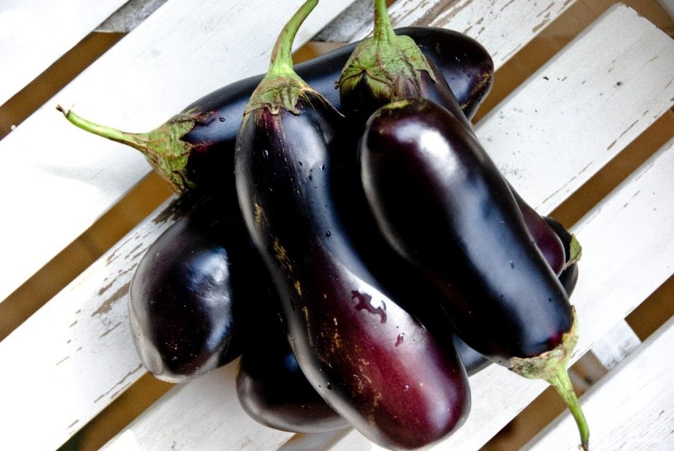aubergine på golvet