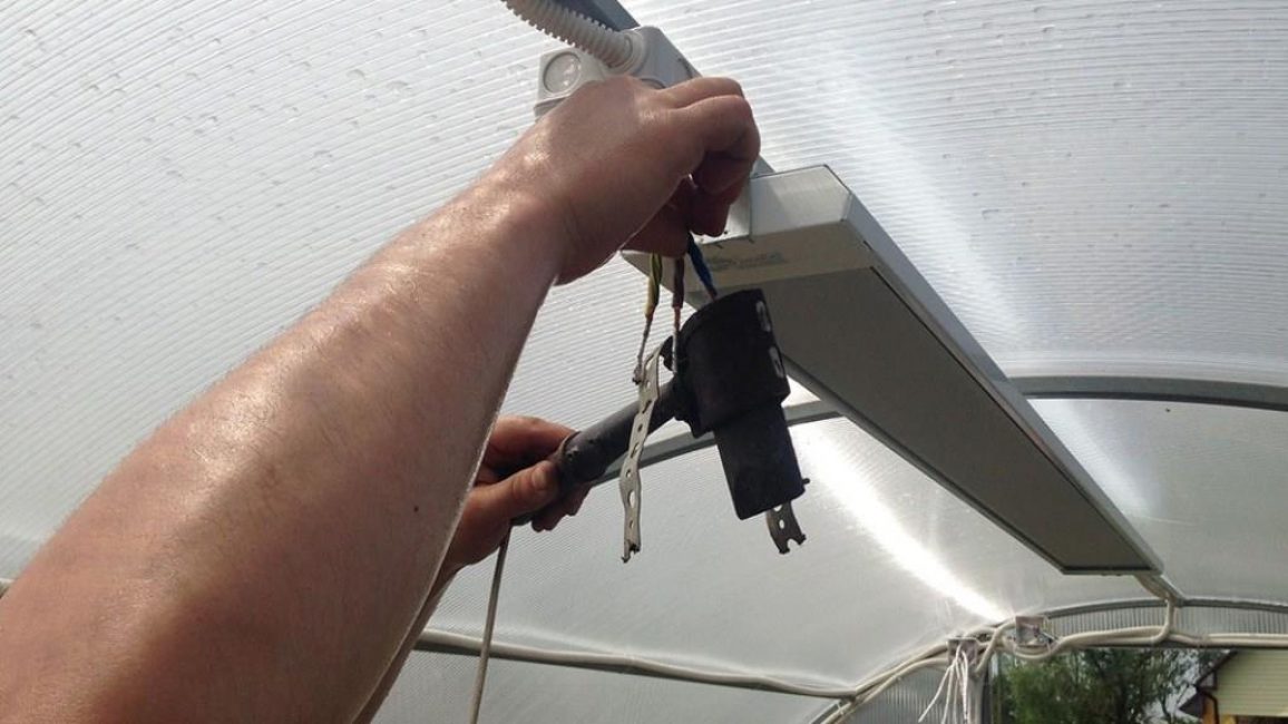 Installation av en värmare i ett växthus