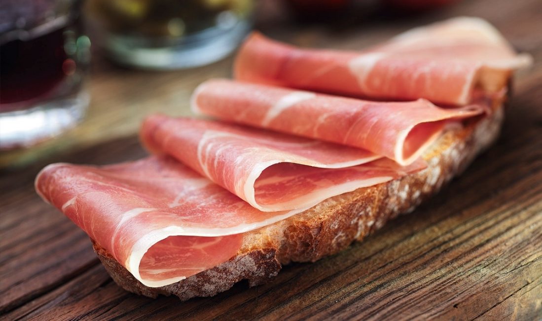 viipaloitu jamon ja levitetty leivän päälle
