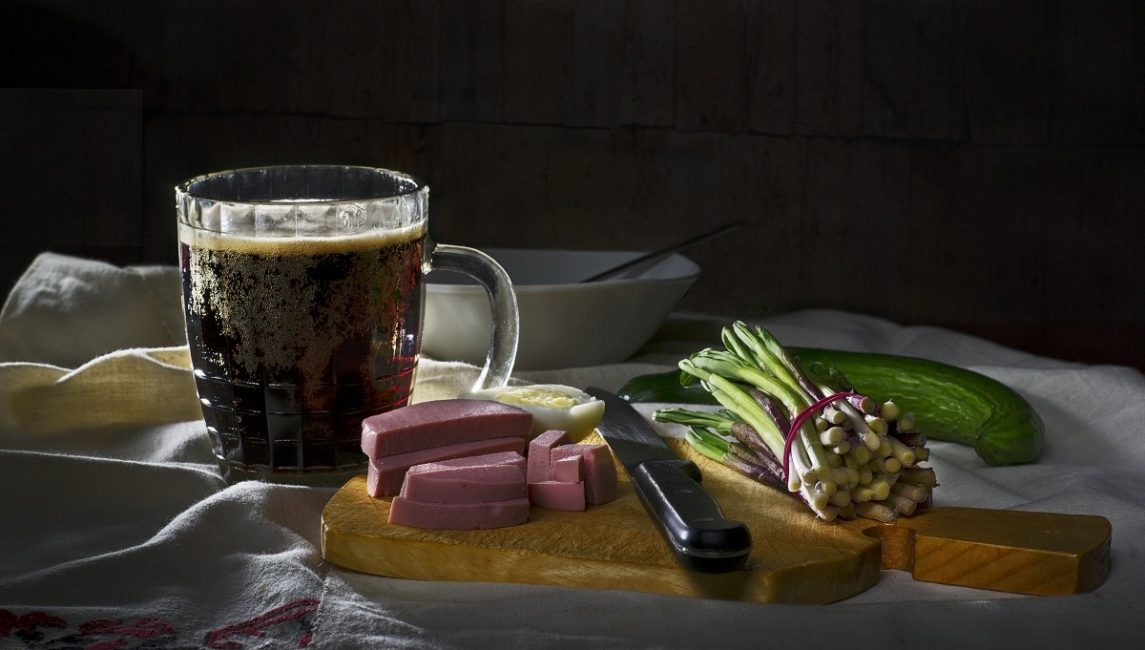 Σκούρο kvass από μαύρο ψωμί και ξηρή μαγιά