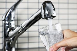 Vattenfilter för lanthuset: flödes-, huvud- och andra filter (Foto & Video) + recensioner
