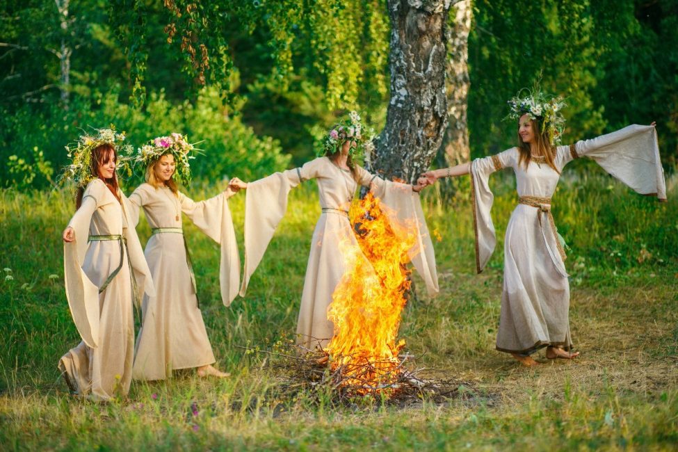 L'herba de Sant Joan, teixida en una corona a Ivan Kupalo, podria dir si és hora que una noia es casi