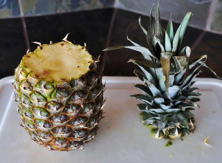 Talleu la part superior amb una part de la fruita