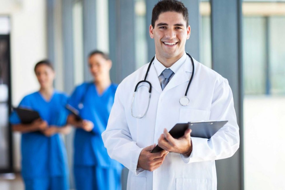 Zehirlenme ile karşı karşıya kalındığında, toksinleri vücuttan uzaklaştırmak için zamanında önlem almak ve hemen bir ambulans çağırmak gerekir.