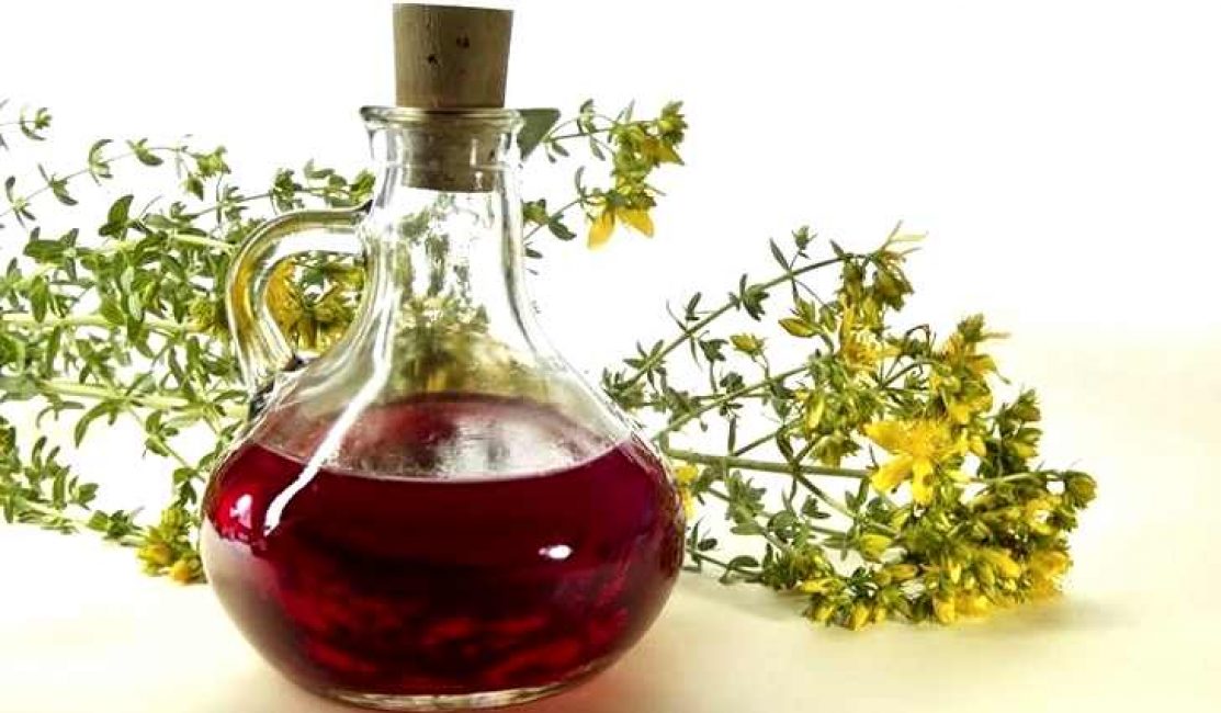 Els aficionats als licors i tintures casolanes saben que per obtenir una beguda amarga forta com el vermut n'hi ha prou amb posar les flors de la planta en una ampolla.