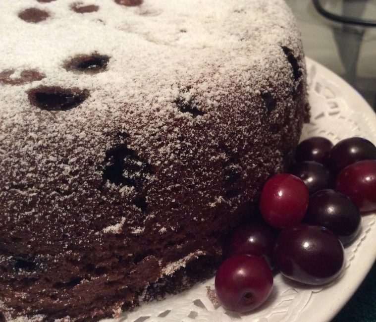 pastel de chocolate con cerezas