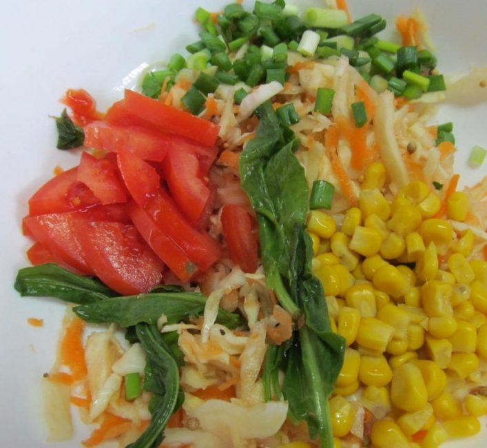 Ensalada con tomates enlatados y maíz