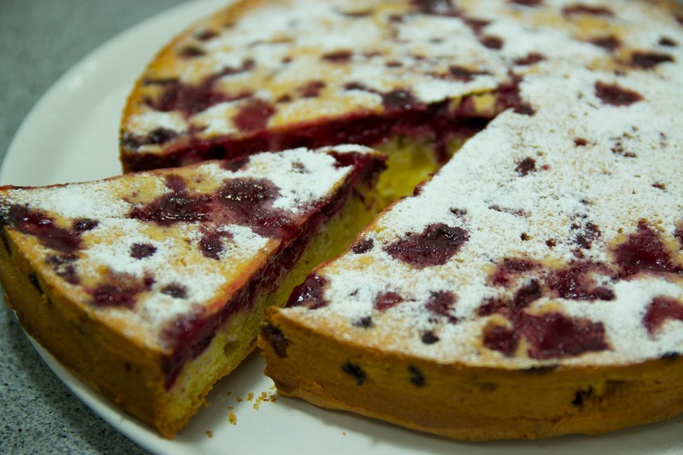 charlotte con cerezas congeladas