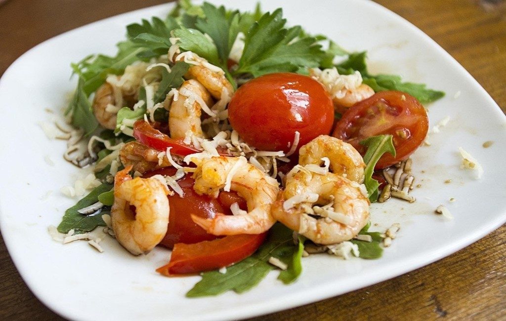 Ensalada con camarones y tomates enlatados