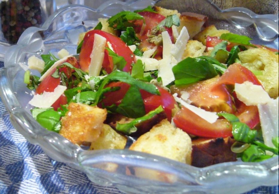 Ensalada de pan con tomates