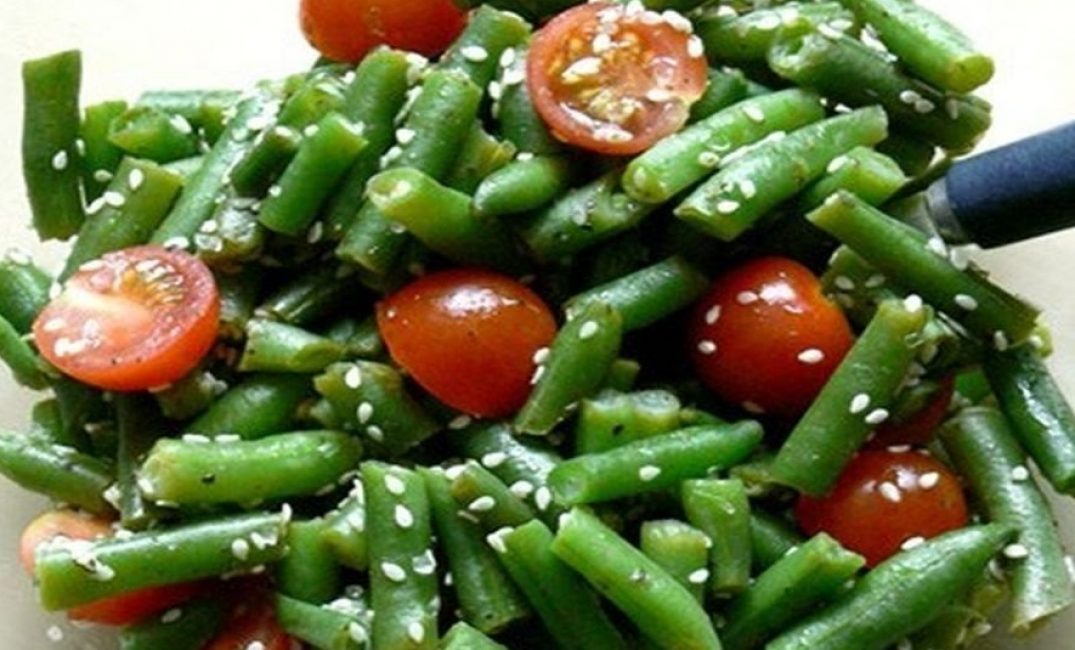 Tomates enlatados con judías verdes y albahaca