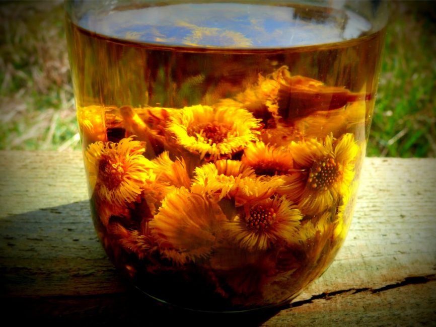 Preparación de infusión de flores.