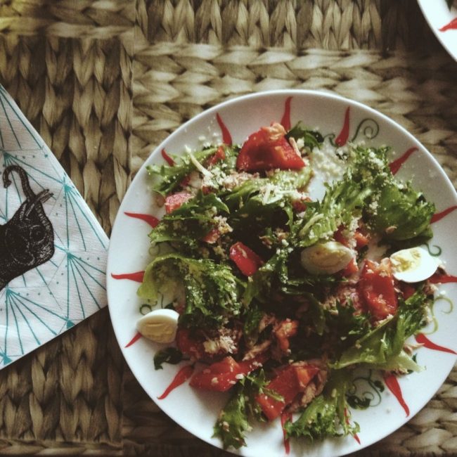 Ensalada con atún y tomates enlatados