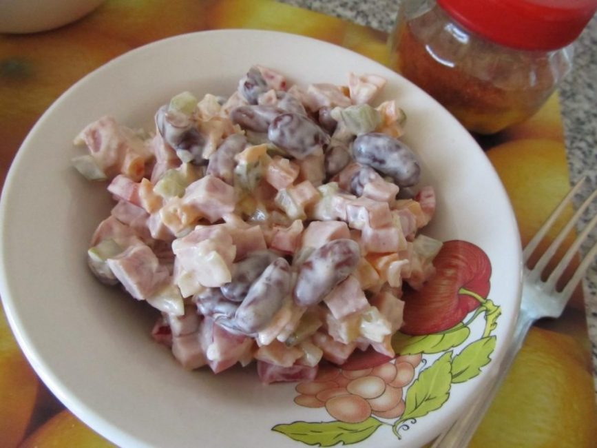 Ensalada con frijoles y queso