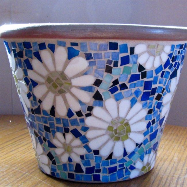 Maceta decorada con mosaico