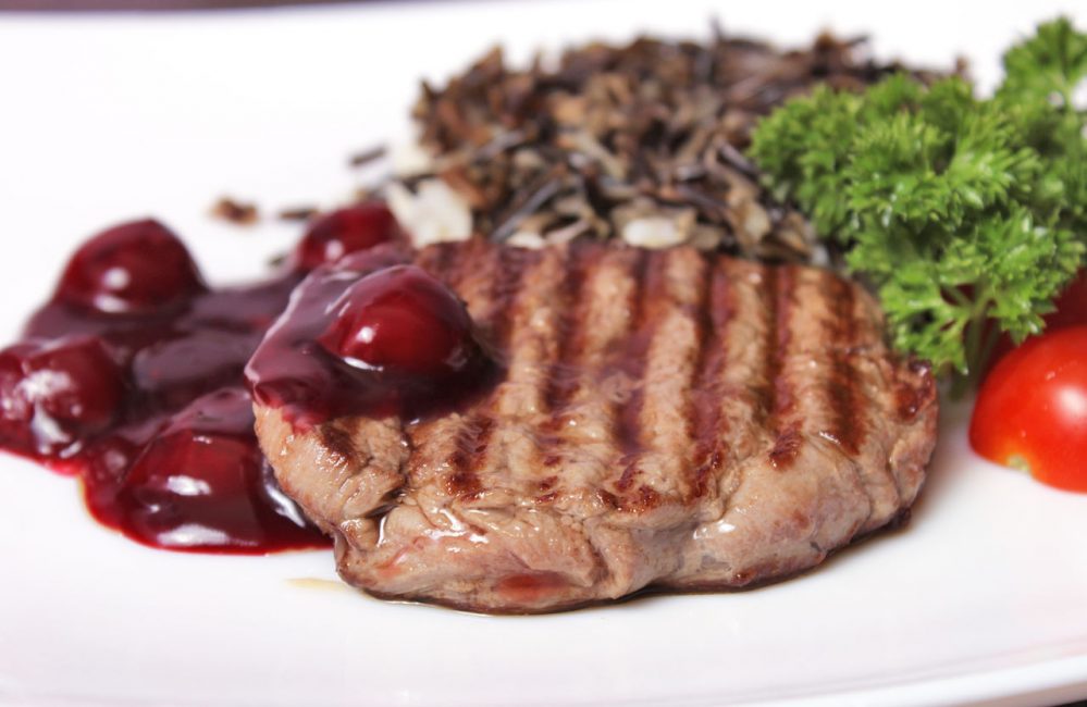 chuletas con salsa de cereza