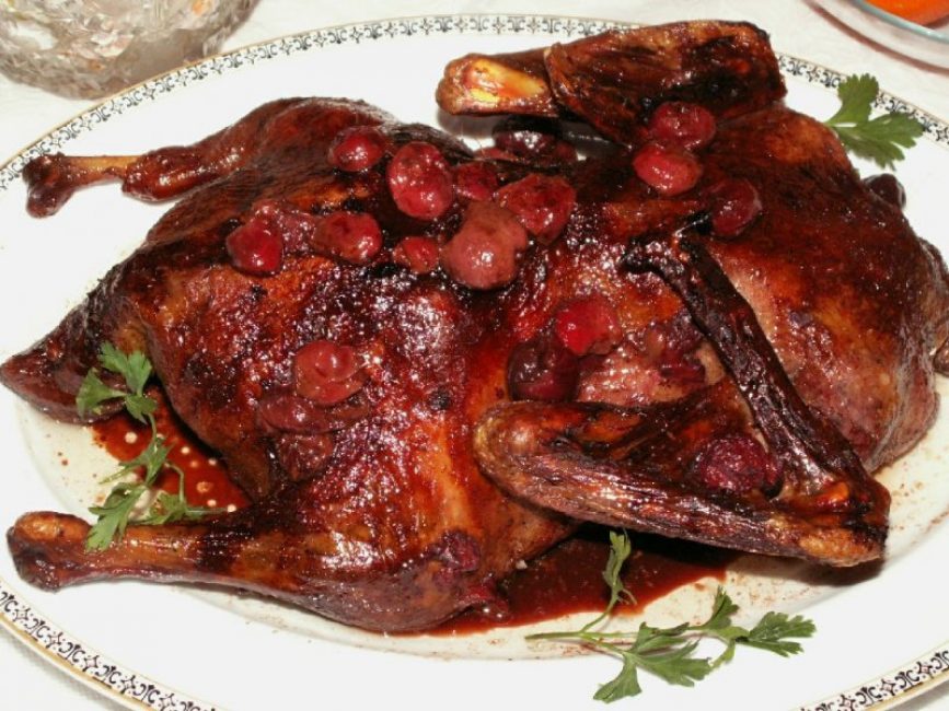 pato con cerezas