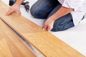 [Instrucciones] Laminado de bricolaje sobre un piso de madera: una descripción completa del proceso. Esquemas de colocación, qué materiales se deben usar (Foto y video) + Reseñas