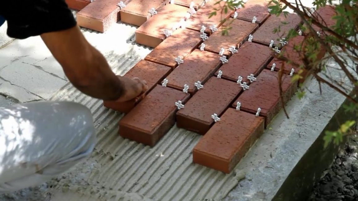 Use cruces de plástico para obtener costuras uniformes.